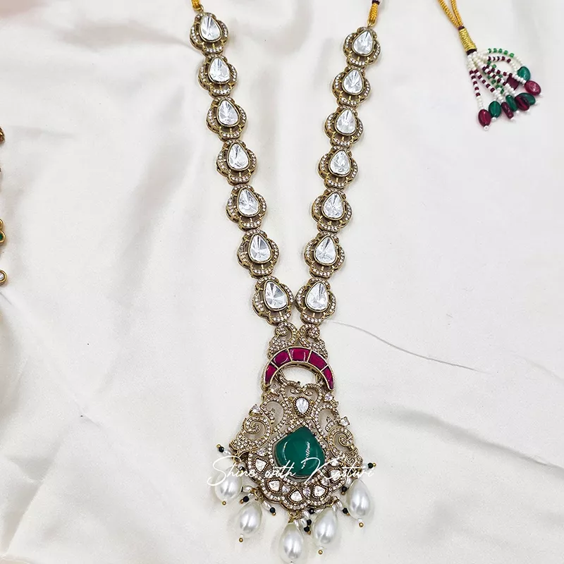 Aarohi Emerald Kundan Necklace Set with Pearl Drops - Image 5